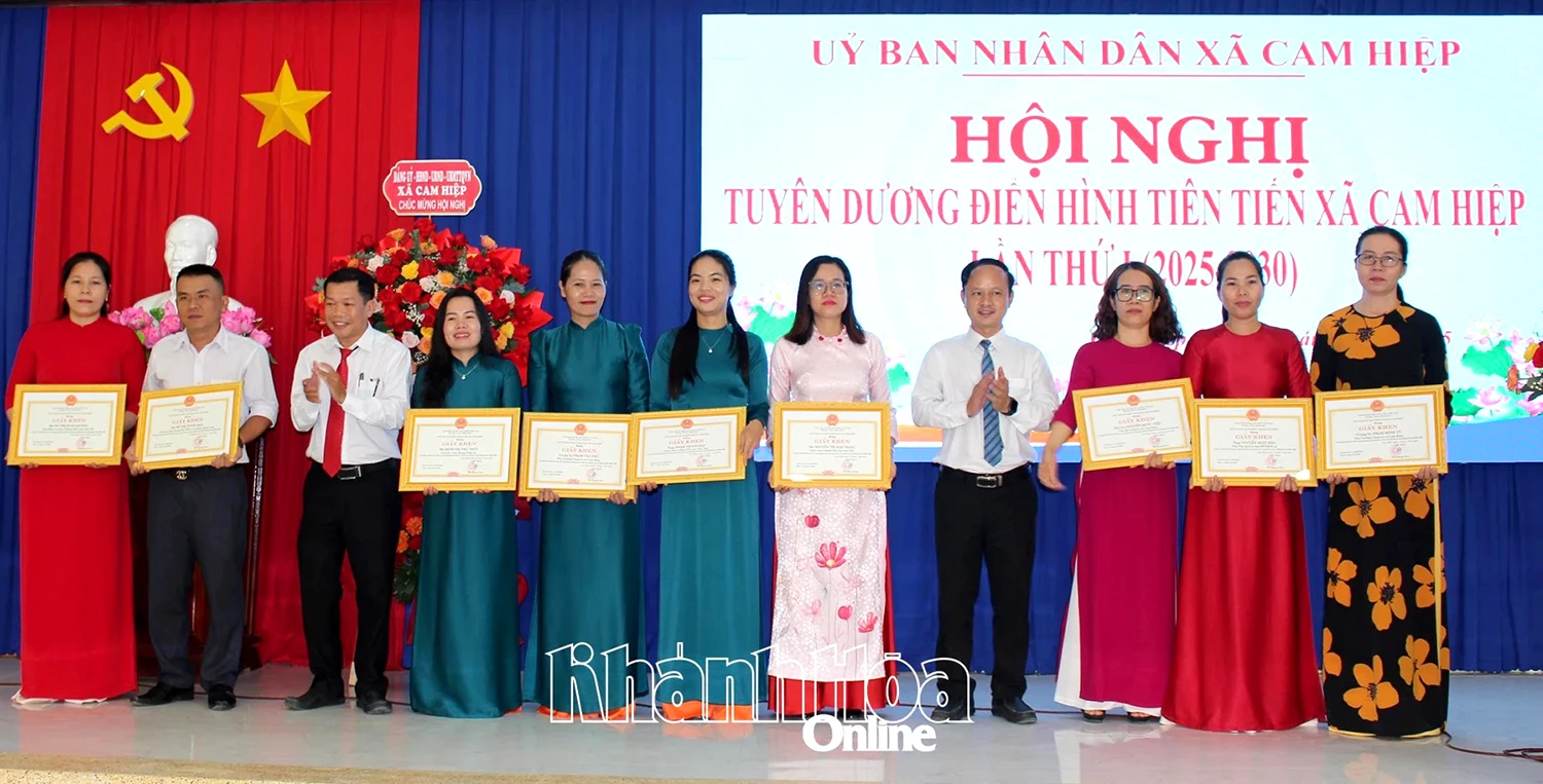 Ông Bùi Quang Nam - Phó Bí thư Đảng ủy, Chủ tịch UBND xã khen thưởng các cá nhân có thành tích xuất sắc trong phong trào thi đua yêu nước giai đoạn 2020 - 2025.