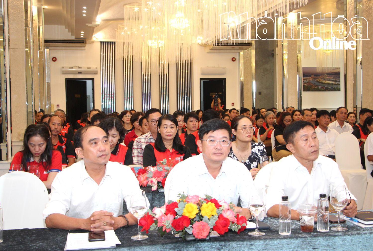 Các đồng chí trong Ban Biên tập và viên chức, người lao động tham dự hội nghị.