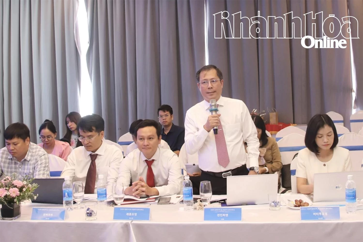 Trưởng ban Quản lý Khu kinh tế và Khu công nghiệp tỉnh Trần Minh Chiến trao đổi với doanh nghiệp tại hội nghị.