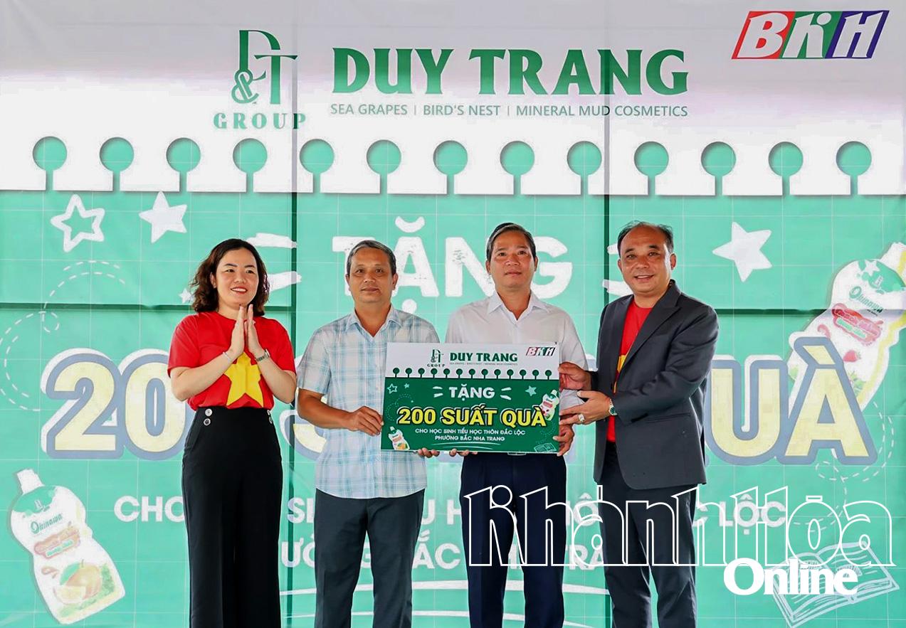 Đại diện UBND phường Bắc Nha Trang nhận bảng tượng trưng 200 suất quà tặng của DTNEST Khánh Hòa cho các em học sinh trên địa bàn phường.