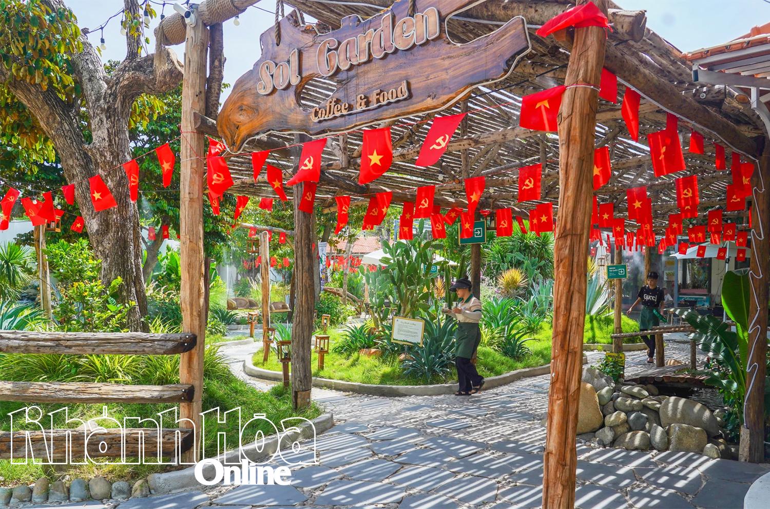 Một quán cà phê đường Nguyễn Tri Phương (phường Phan Rang) trang trí cờ bắt mắt thu hút du khách dịp lễ 2-9. Ảnh: HỒNG NGUYỆT