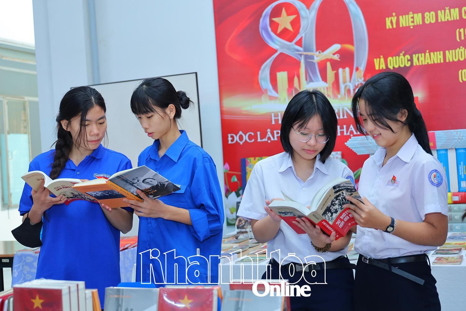 Young people reading books at Khanh Hoa Provincial Library (Nha Trang Ward)


