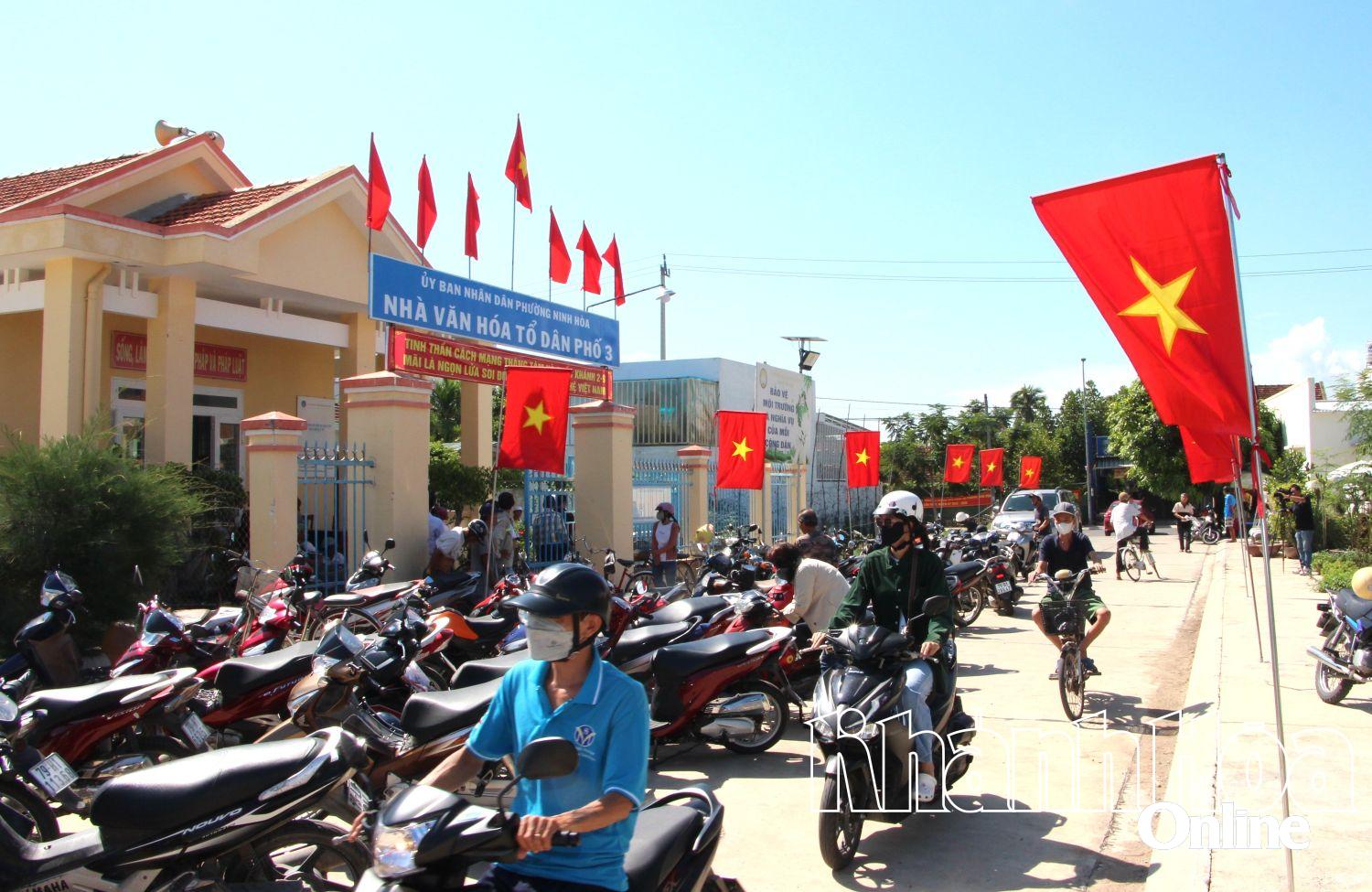 Người dân phường Ninh Hòa nô nức tới điểm nhận tiền quà.