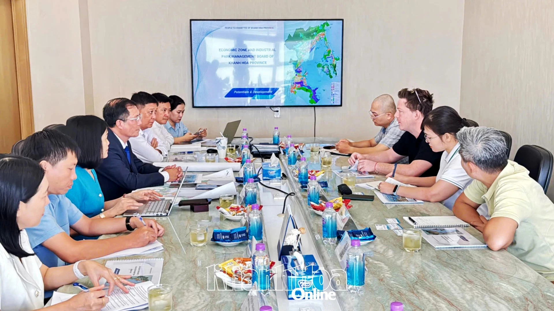 Quang cảnh buổi làm việc.