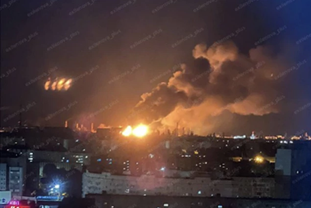 Chú thích ảnh Kênh Telegram Exilenova+ đưa tin nhà máy lọc dầu Lukoil-Volgogradneftepererabotka đã trúng nhiều đòn tấn công trực tiếp và đăng tải video từ hiện trường. Ảnh chụp màn hình