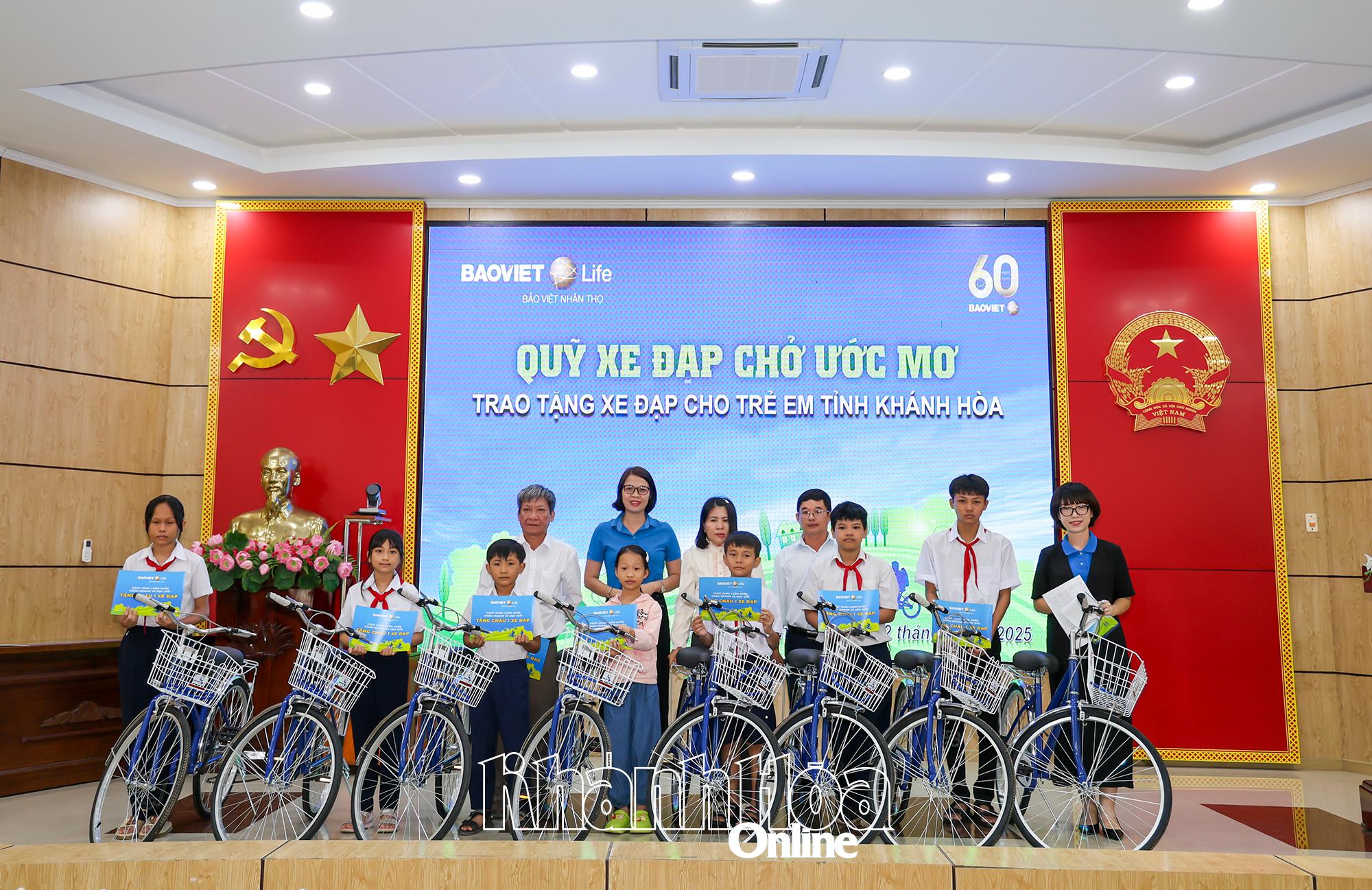 Các em học sinh nhận xe đạp từ chương trình.