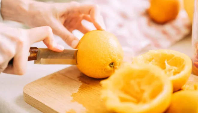 Nhờ đặc tính axit tự nhiên, nước cam giúp làm mềm thịt bằng cách phá vỡ cấu trúc protein, tạo độ mềm mại dễ chịu. (Nguồn: Getty Images)