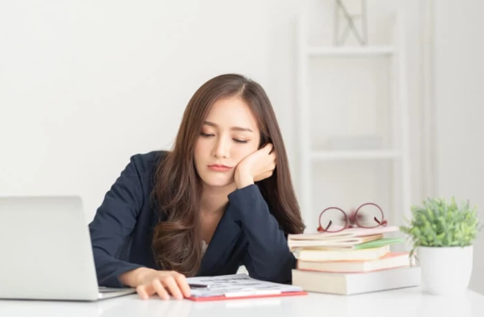 Thường xuyên ngủ gật ban ngày, hãy cảnh giác với 5 dấu hiệu bệnh tật này