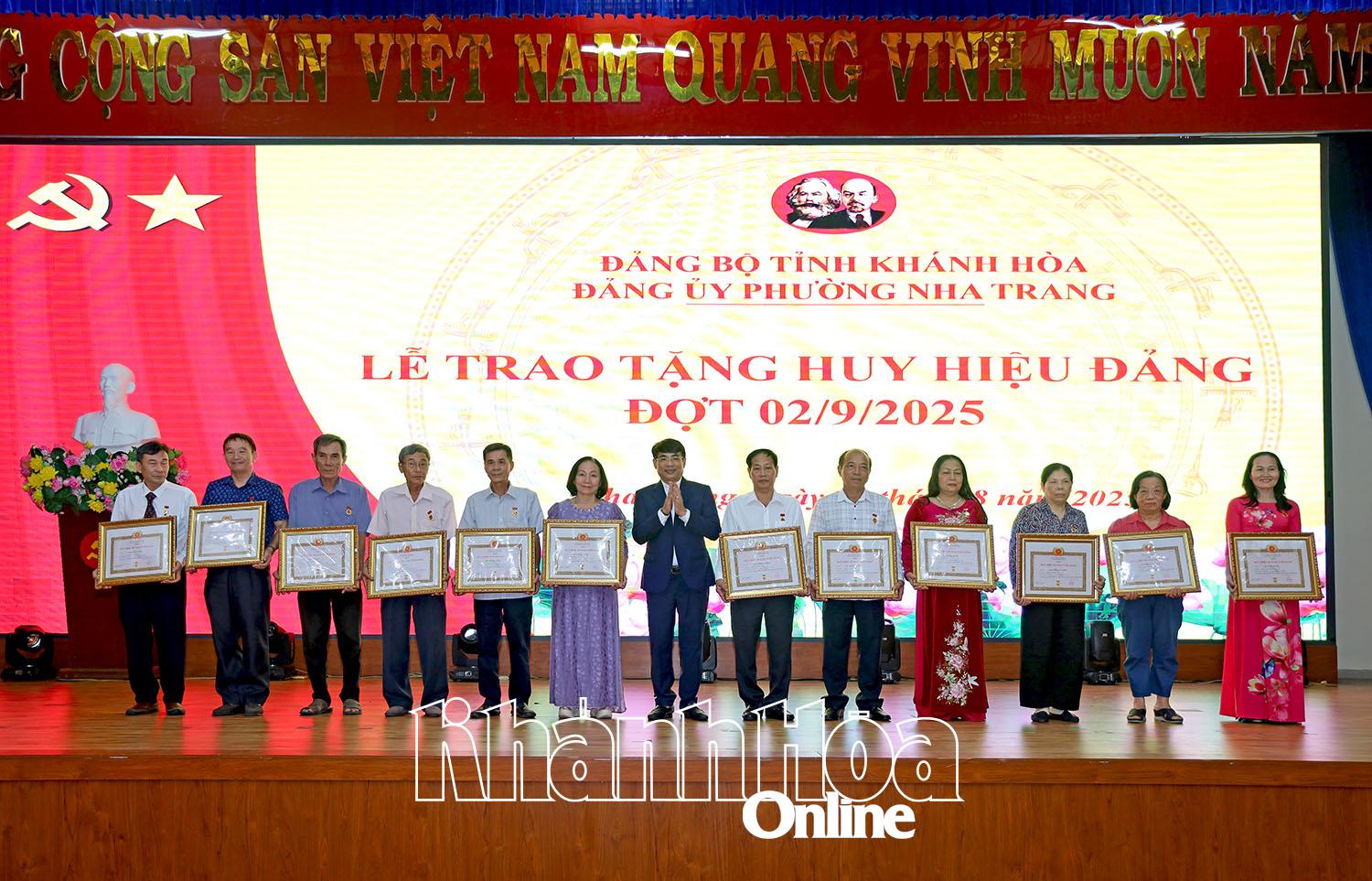 Lãnh đạo Đảng ủy phường trao tặng Huy hiệu Đảng 30 năm tuổi Đảng cho các đảng viên.