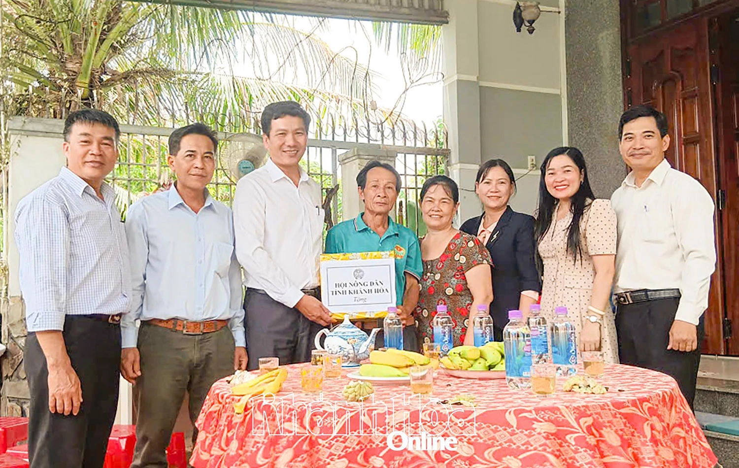 Lãnh đạo Hội nông dân tỉnh trao quà cho thành viên Câu lạc bộ Nông dân bảo vệ môi trường xã Diên Thọ.