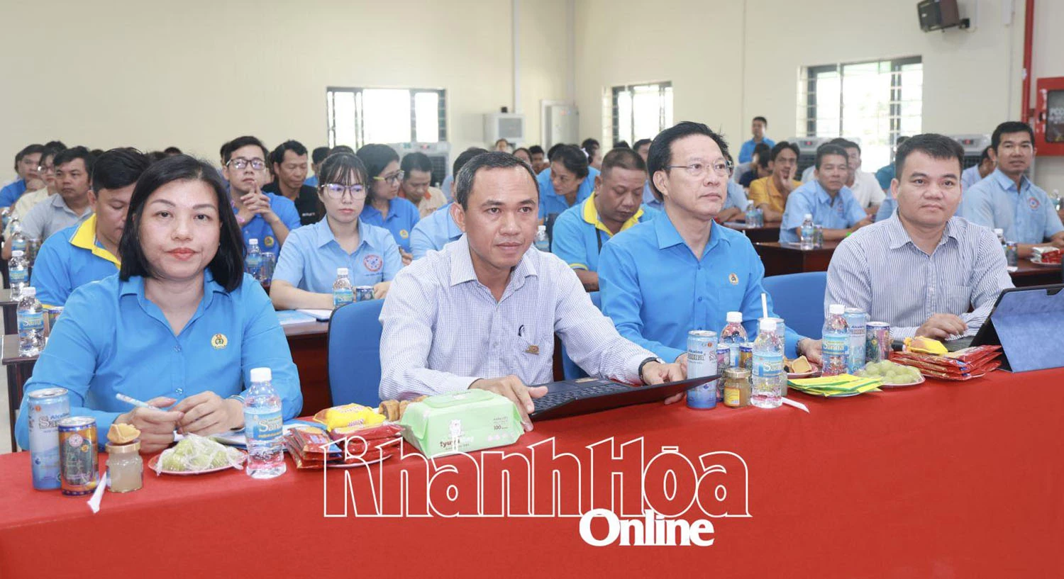 Các đại biểu tham dự hội nghị.