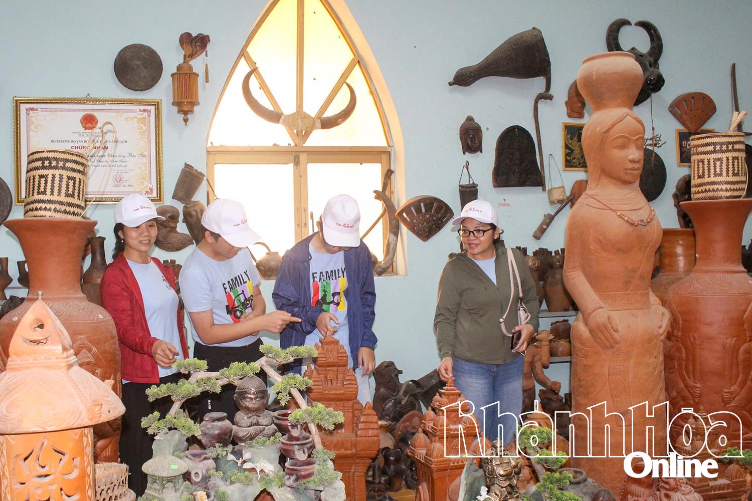 Tourists visit Bau Truc pottery village (Photo: Hong Lam)

