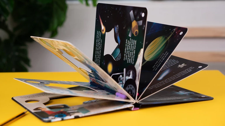 Sách được kết cấu dạng nhiều lớp, mỗi lớp là một khung hình.