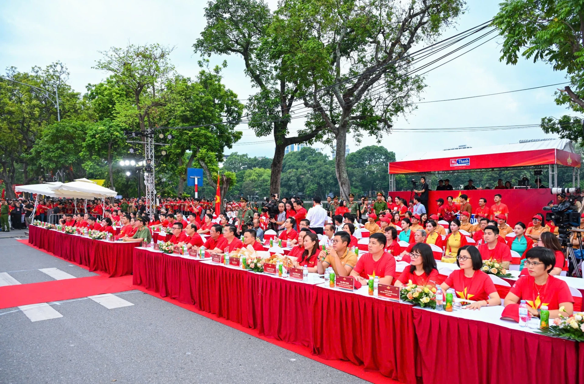 Các đại biểu tham dự Lễ phát động.

