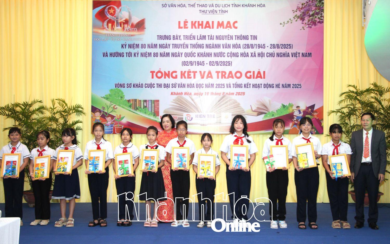 Lãnh đạo Thư viện tỉnh và nhà tài trợ trao giải khuyến khích cho các thí sinh.