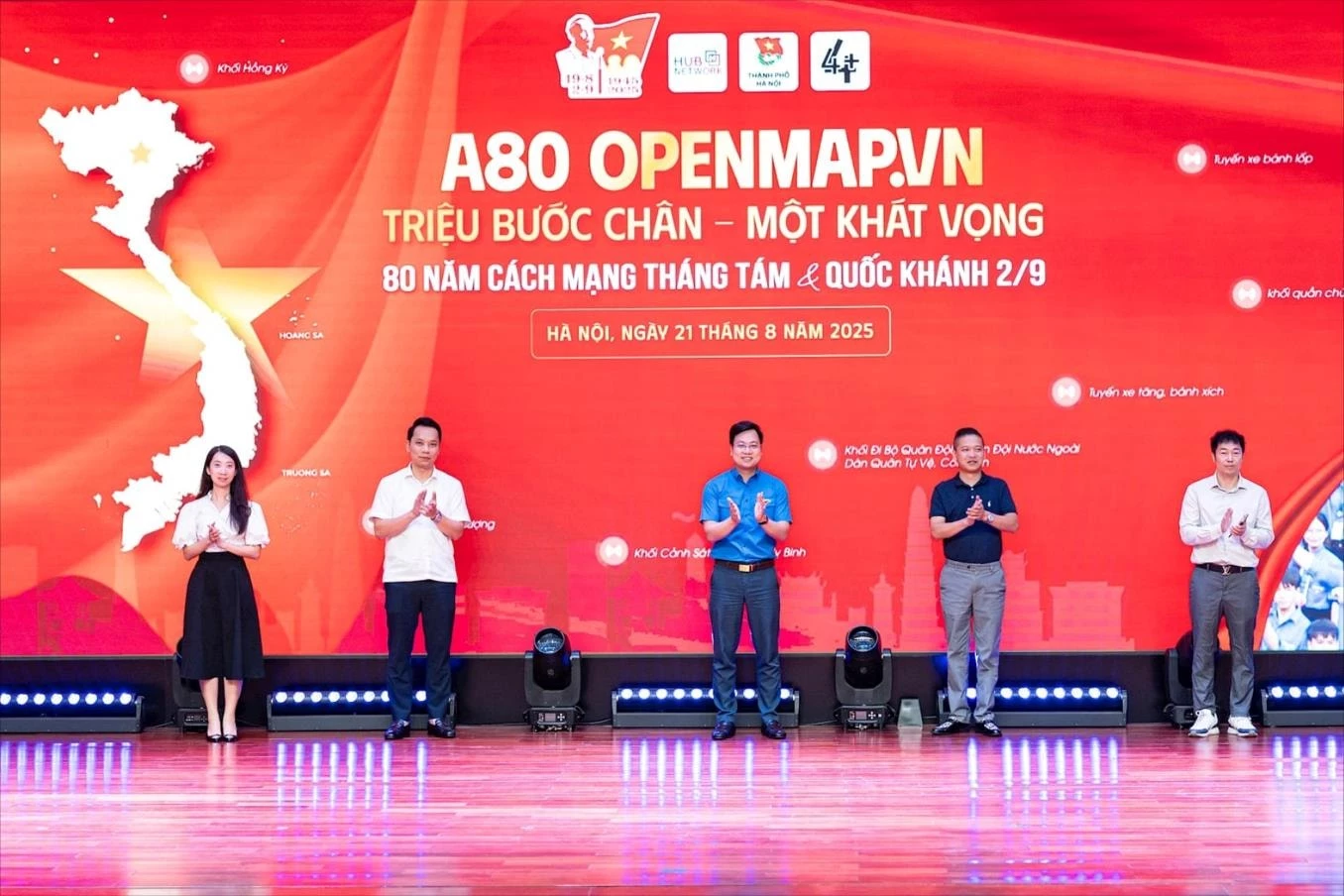 Các đại biểu thực hiện nghi thức ra mắt A80 OpenMap. Ảnh: PV