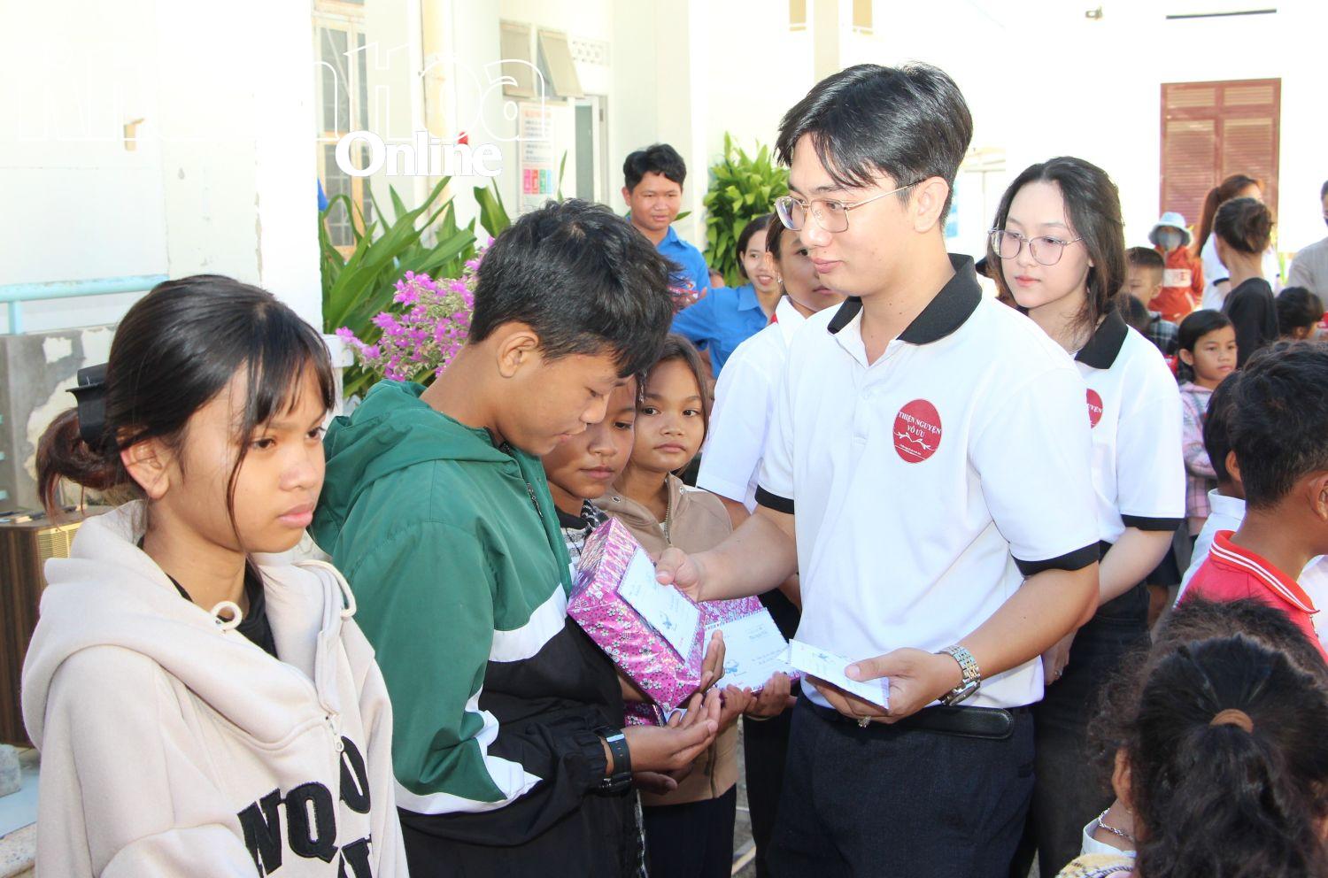 Những suất quà ý nghĩa được các thành viên Câu lạc bộ trao tặng cho các em học sinh.