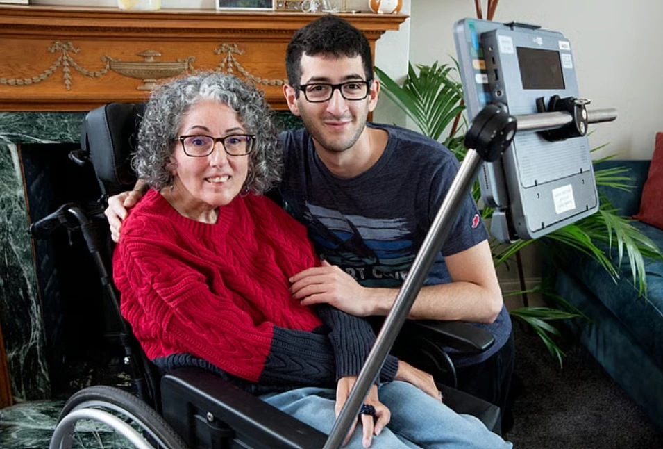 Bà Sarah Ezekiel và con trai Eric. Ảnh: AFP