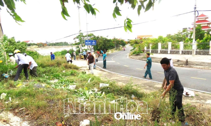 Xã Vạn Ninh: Hơn 100 người tham gia hoạt động bảo vệ môi trường