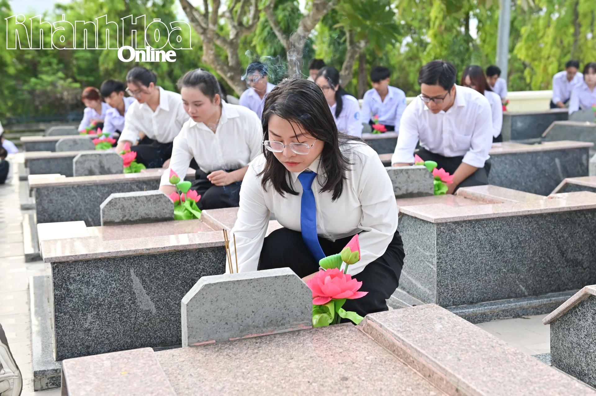Dâng hương tại phần mộ các anh hùng liệt sĩ.