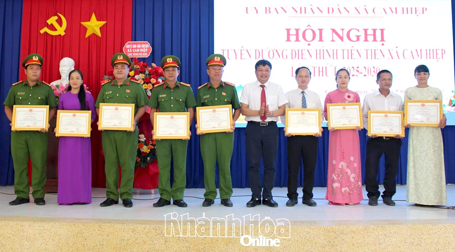 Ông Lê Văn Hoan - Bí thư Đảng ủy, Chủ tịch HĐND xã khen thưởng các cá nhân có thành tích xuất sắc trong phong trào thi đua yêu nước giai đoạn 2020 - 2025.