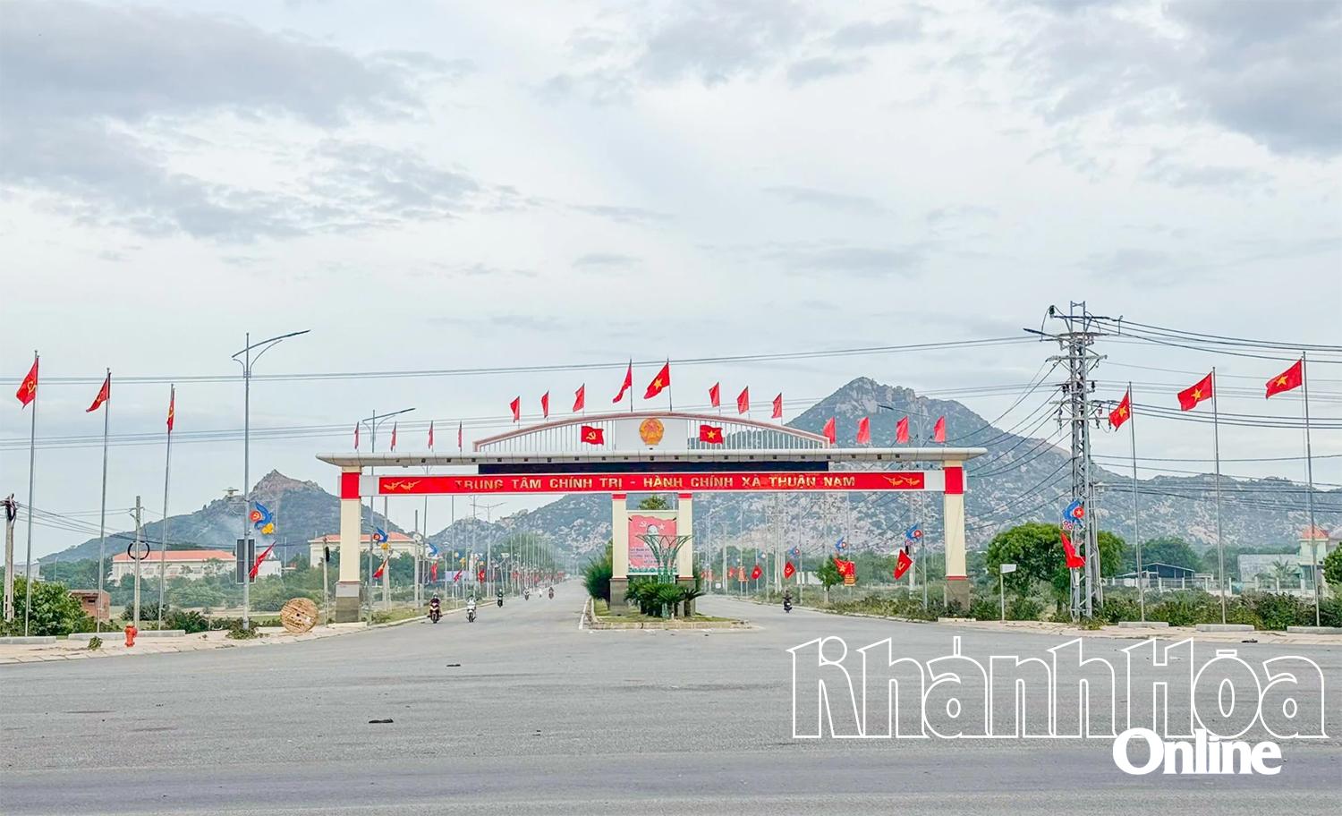 Xã Thuận Nam chào mừng Tết Độc lập. Ảnh: HỒNG NGUYỆT