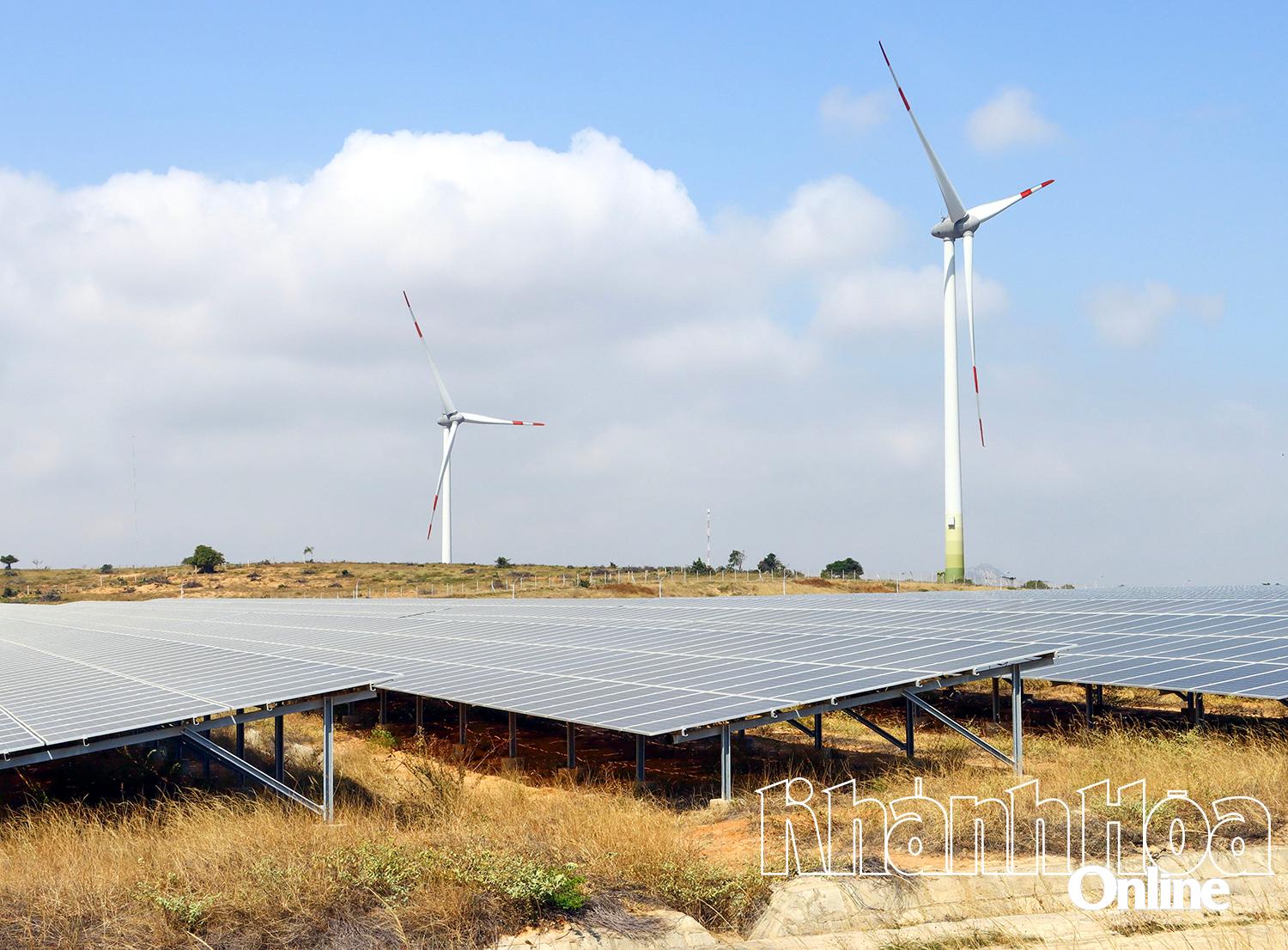 From the investment attraction policy, Khanh Hoa affirms its pioneering position in the field of renewable energy, especially solar and wind power. In the photo: Wind power, Phuoc Dinh solar power.