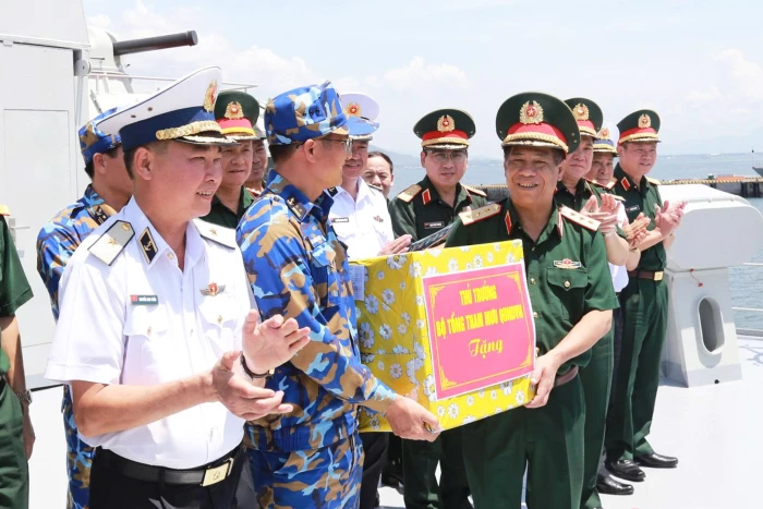 Phó Tổng Tham mưu trưởng Quân đội nhân dân Việt Nam kiểm tra luyện tập diễu binh lực lượng vũ trang trên biển