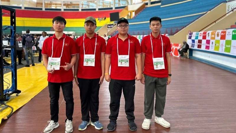Bốn học sinh trong Đội tuyển IOI Việt Nam 2025 (từ trái qua phải): Ninh Quang Thắng, Nguyễn Bùi Đức Dũng, Lê Kiến Thành, Đặng Huy Hậu.