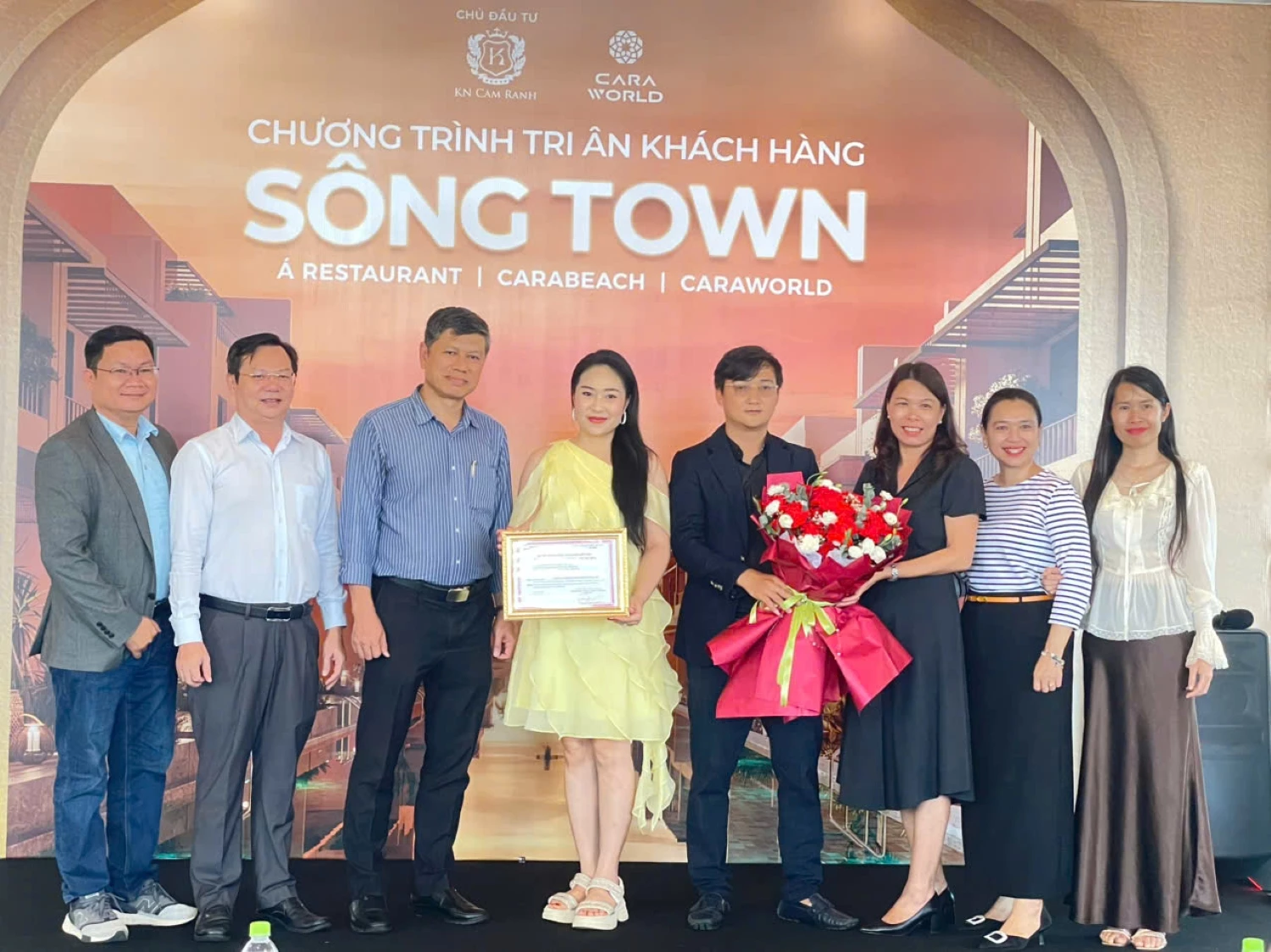 Lãnh đạo Hiệp hội Du lịch Nha Trang - Khánh Hòa trao giấy chứng nhận hội viên cho Công ty Công ty TNHH Lagoon Solution & Cor