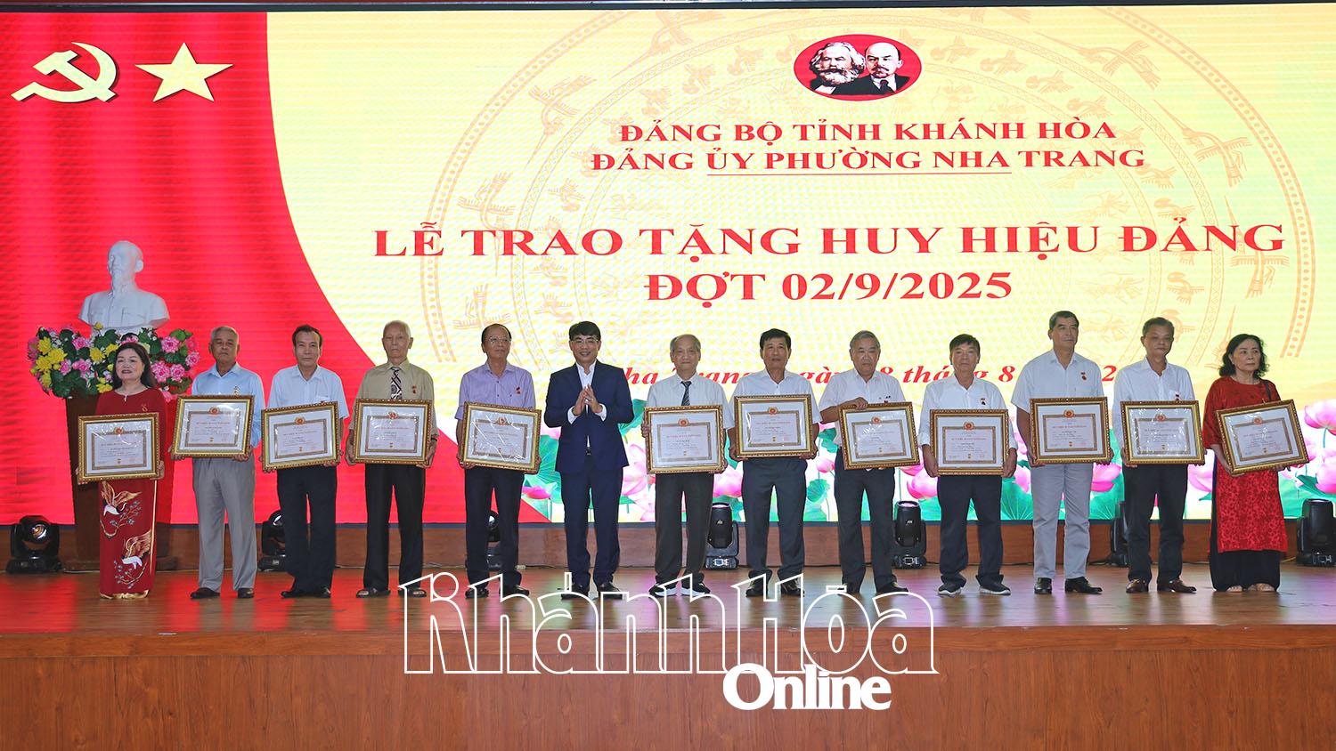 Lãnh đạo Đảng ủy phường trao tặng Huy hiệu Đảng 40 năm tuổi Đảng cho các đảng viên.