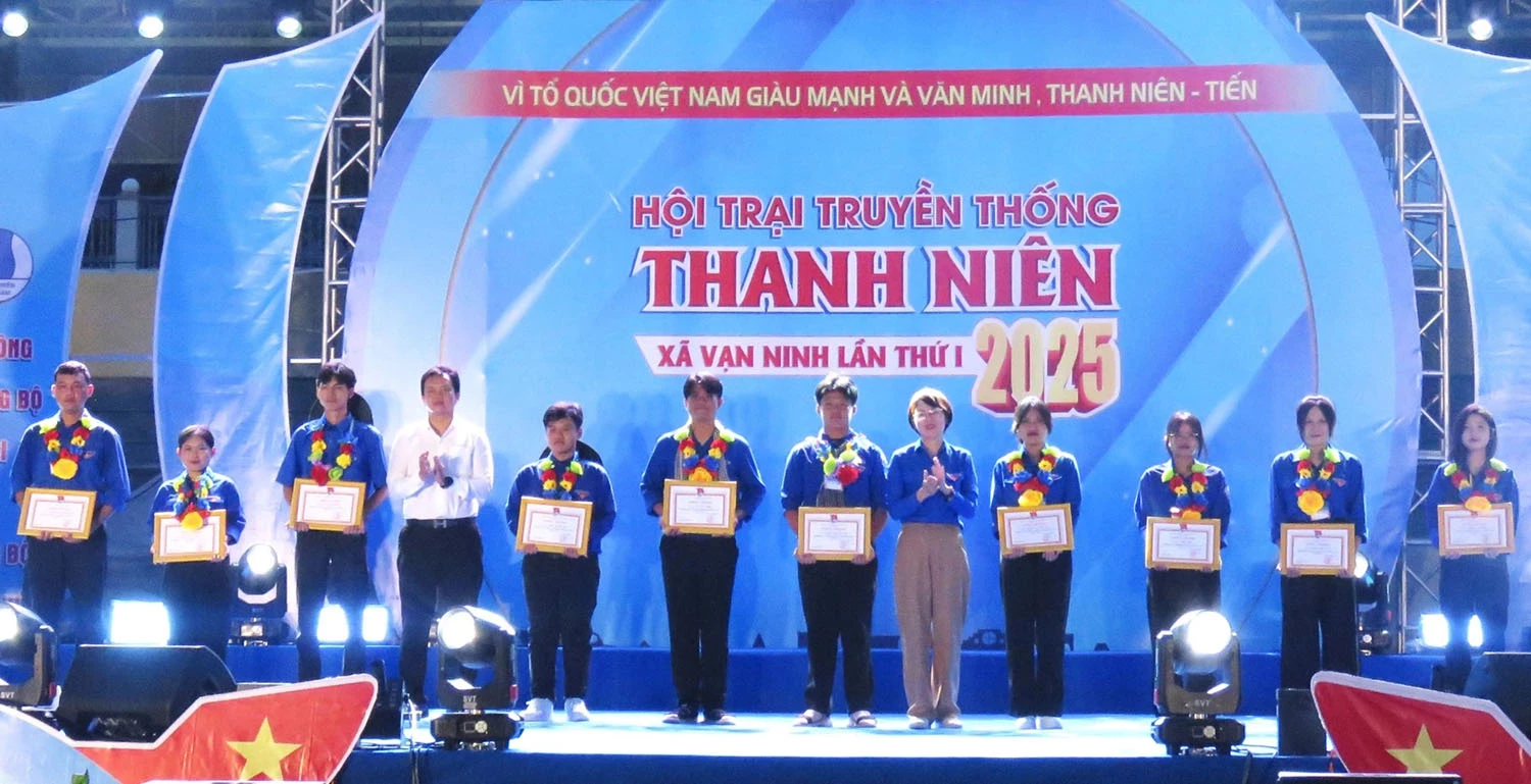 Các thanh niên tiên tiến được tuyên dương tại hội trại.