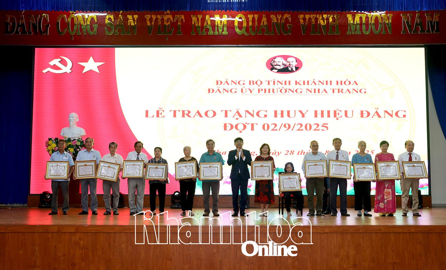 Lãnh đạo Đảng ủy phường trao tặng Huy hiệu Đảng 45 năm tuổi Đảng cho các đảng viên.