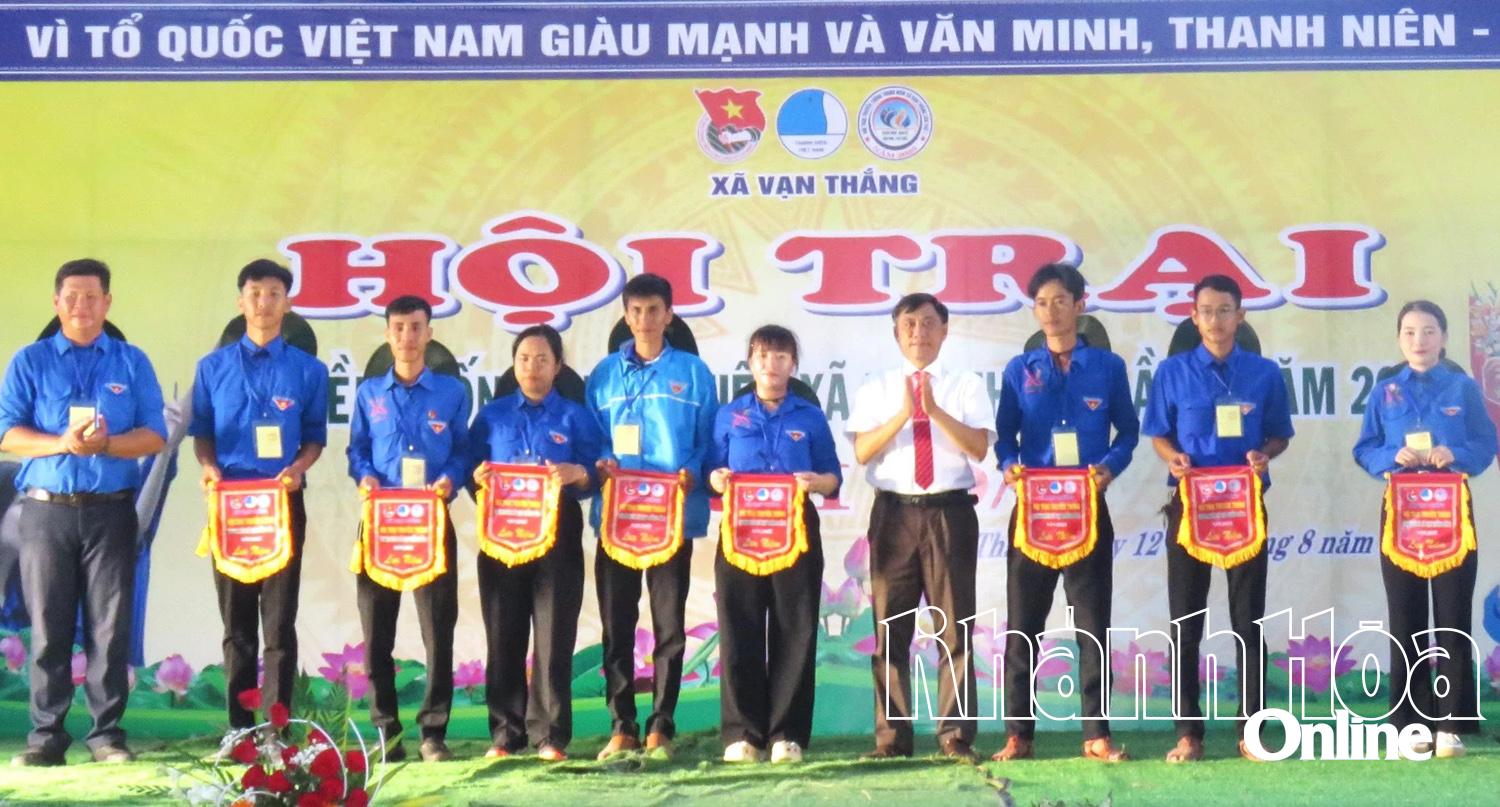 Lãnh đạo xã Vạn Thắng trao cờ lưu niệm cho các tiểu trại.