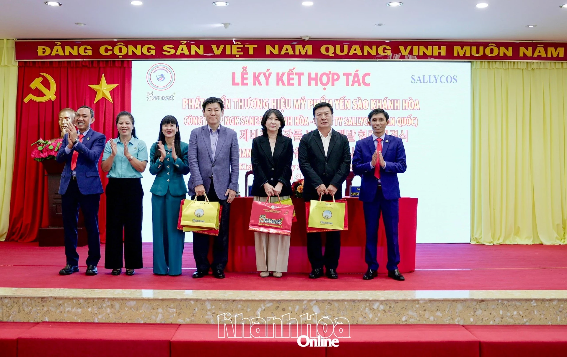 Leaders of Sanest Khanh Hoa presenting gifts to partners from South Korea