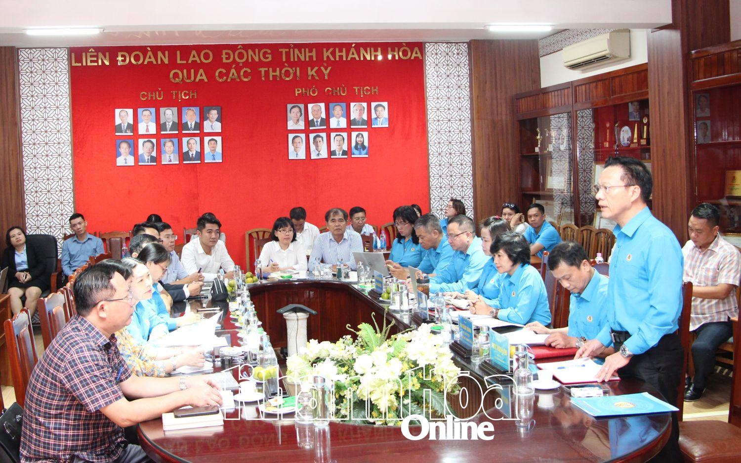 Lãnh đạo Liên đoàn Lao động tỉnh phát biểu tại hội nghị.