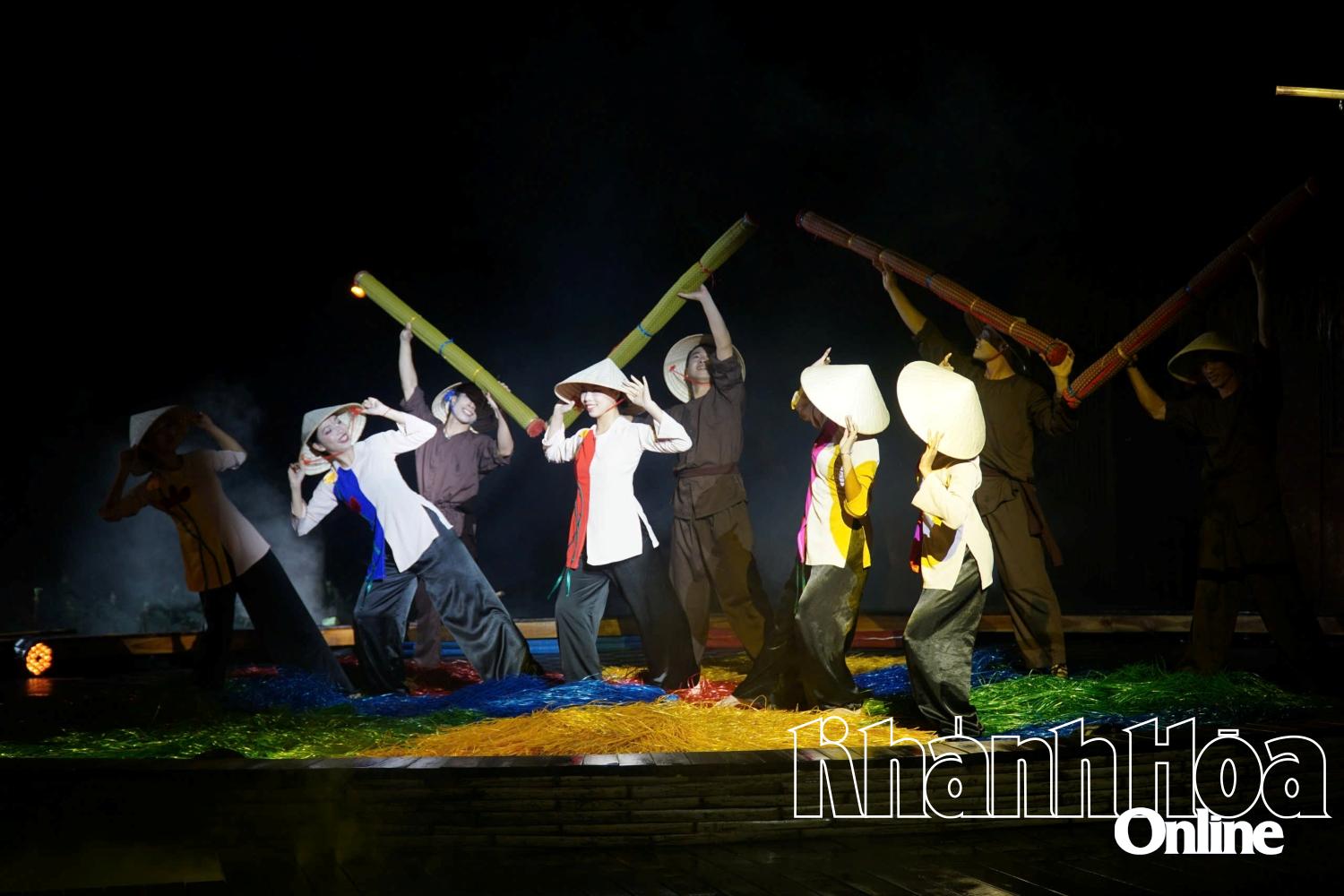 A scene of outdoor spectacle Legendary light  

