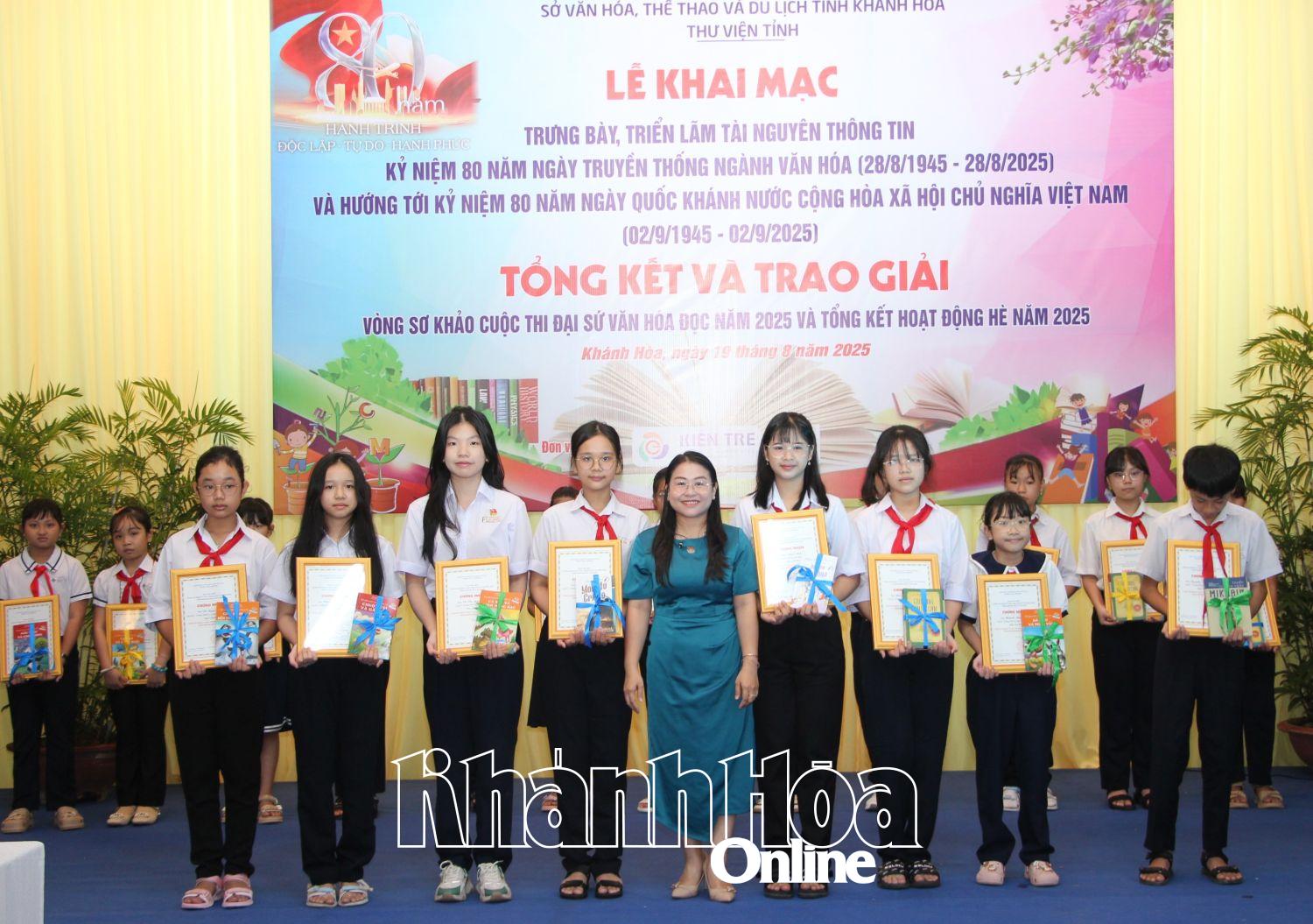 Đại diện Tỉnh đoàn trao giải ba Cuộc thi Đại sứ văn hóa đọc năm 2025 cho các thí sinh đạt giải ba.