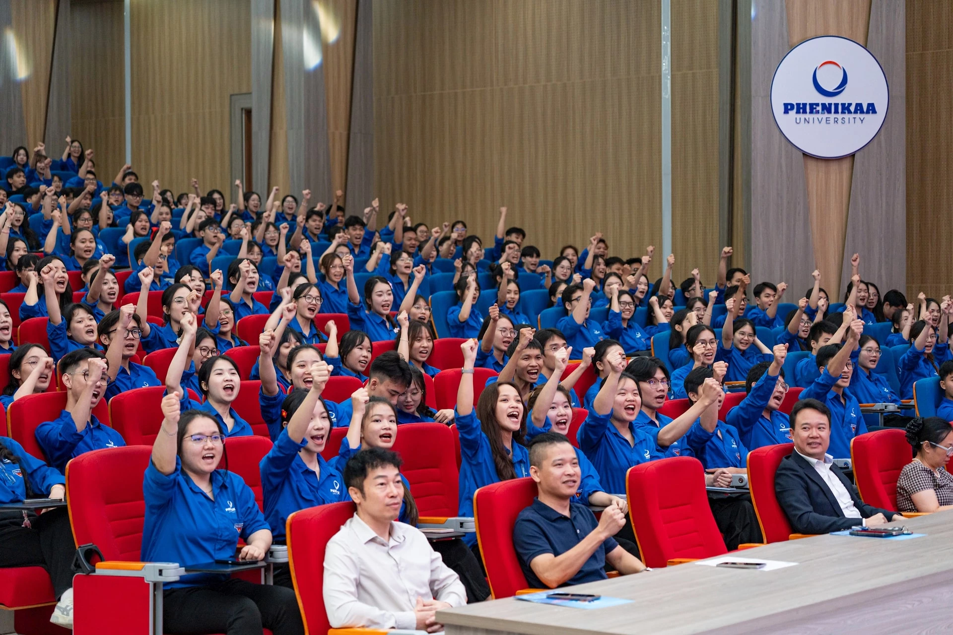 Các sinh viên xuất sắc Đại học Phenikaa sẵn sàng phục vụ cho đại lễ. Ảnh: PV