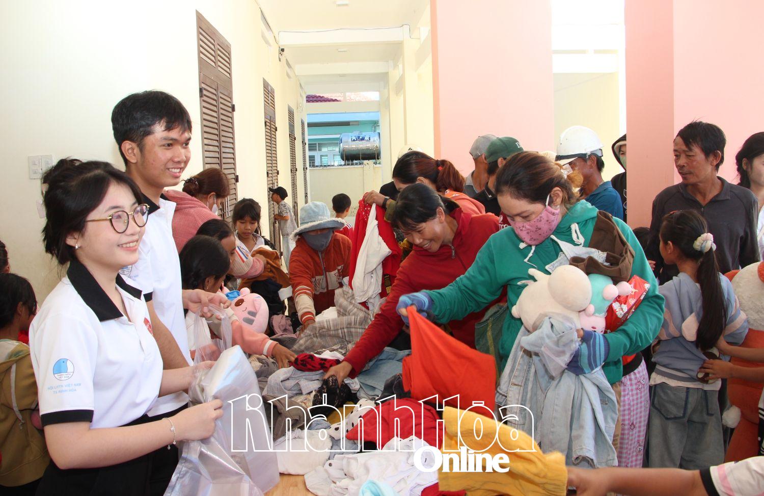 Người dân tham gia lựa chọn quần áo, thú bông cũ tại gian hàng 0 đồng.