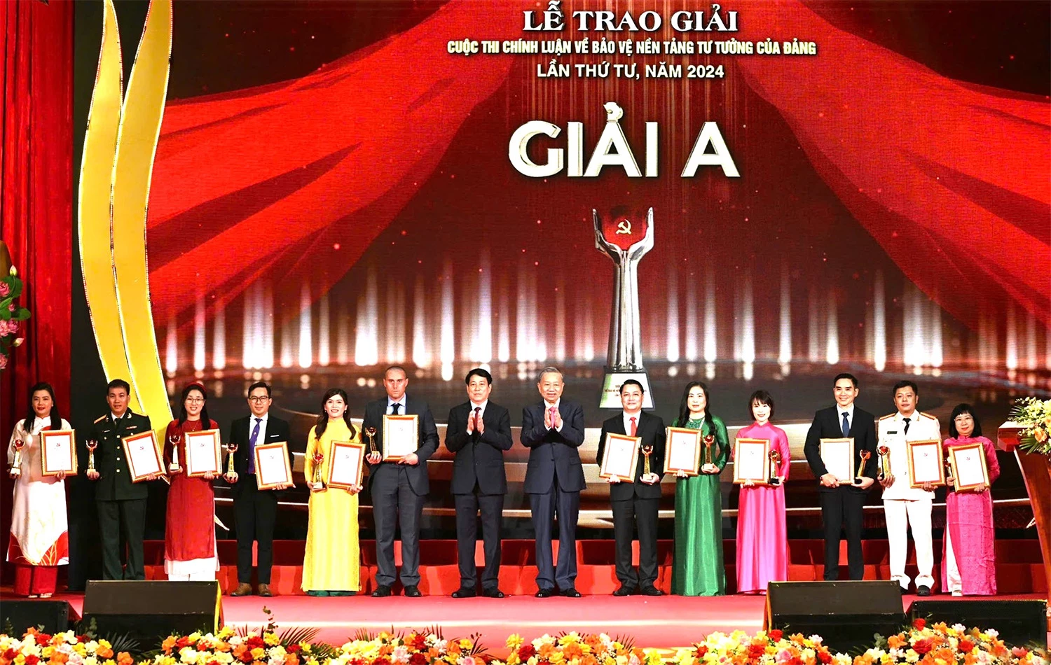 Tổng Bí thư, Chủ tịch nước Tô Lâm trao thưởng tặng các tác giả, nhóm tác giả đoạt giải A của Cuộc thi chính luận về bảo vệ nền tảng tư tưởng của Đảng lần thứ tư, năm 2024 _Nguồn: nhandan.vn

