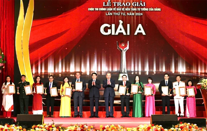 Gắn kết chặt chẽ giữa công tác nghiên cứu lý luận và đấu tranh lý luận trong tình hình mới