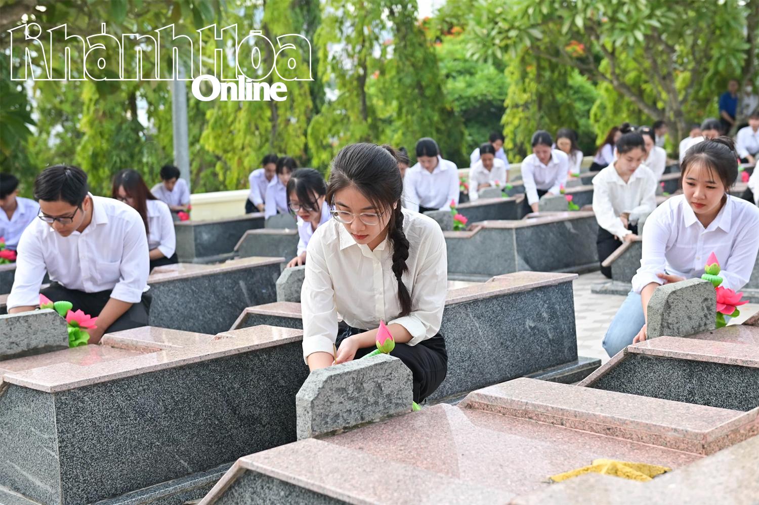 Các sinh viên dâng hương tại phần mộ anh hùng liệt sĩ.