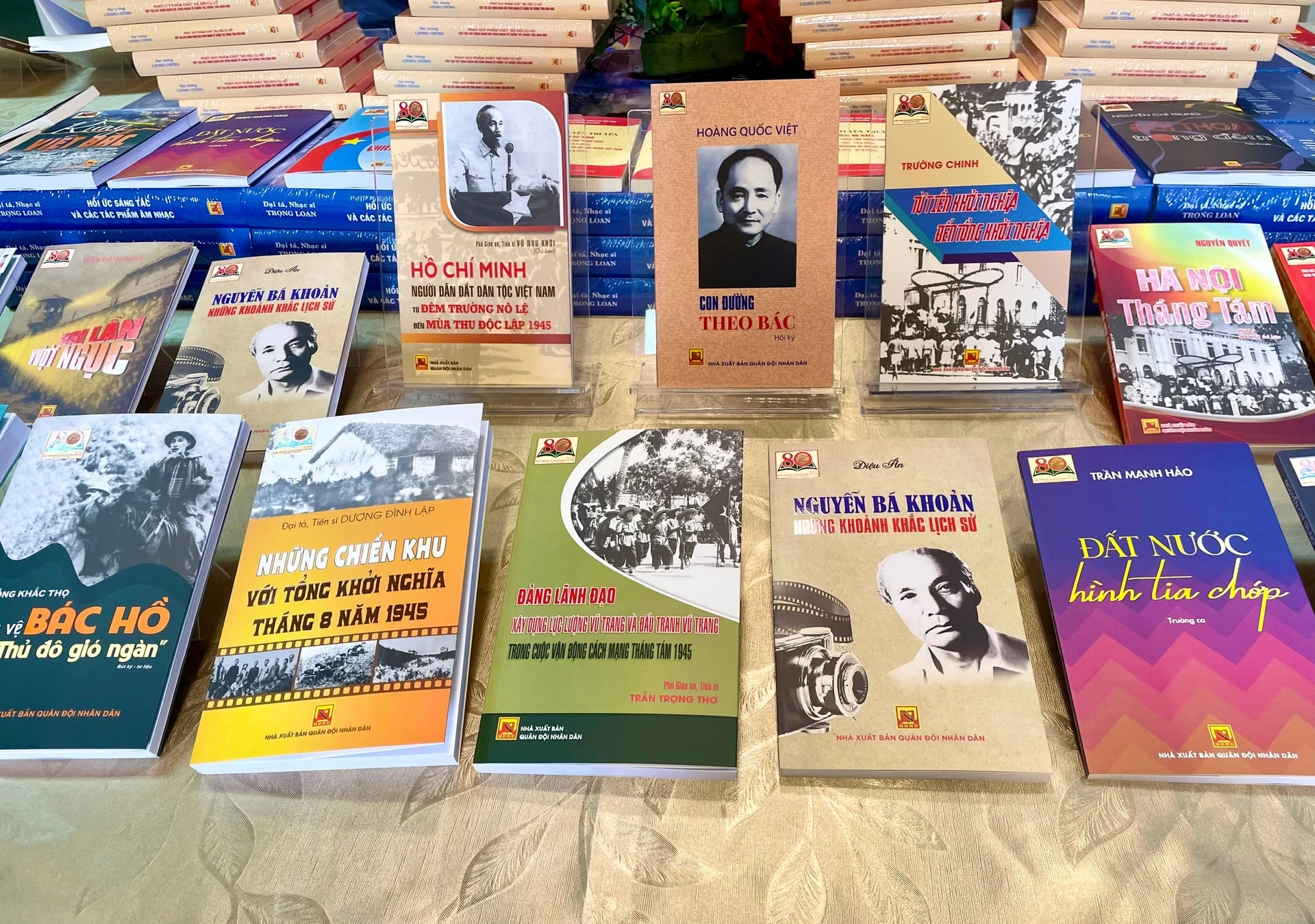 Một số cuốn sách được giới thiệu dịp này. Ảnh: Thụy Du