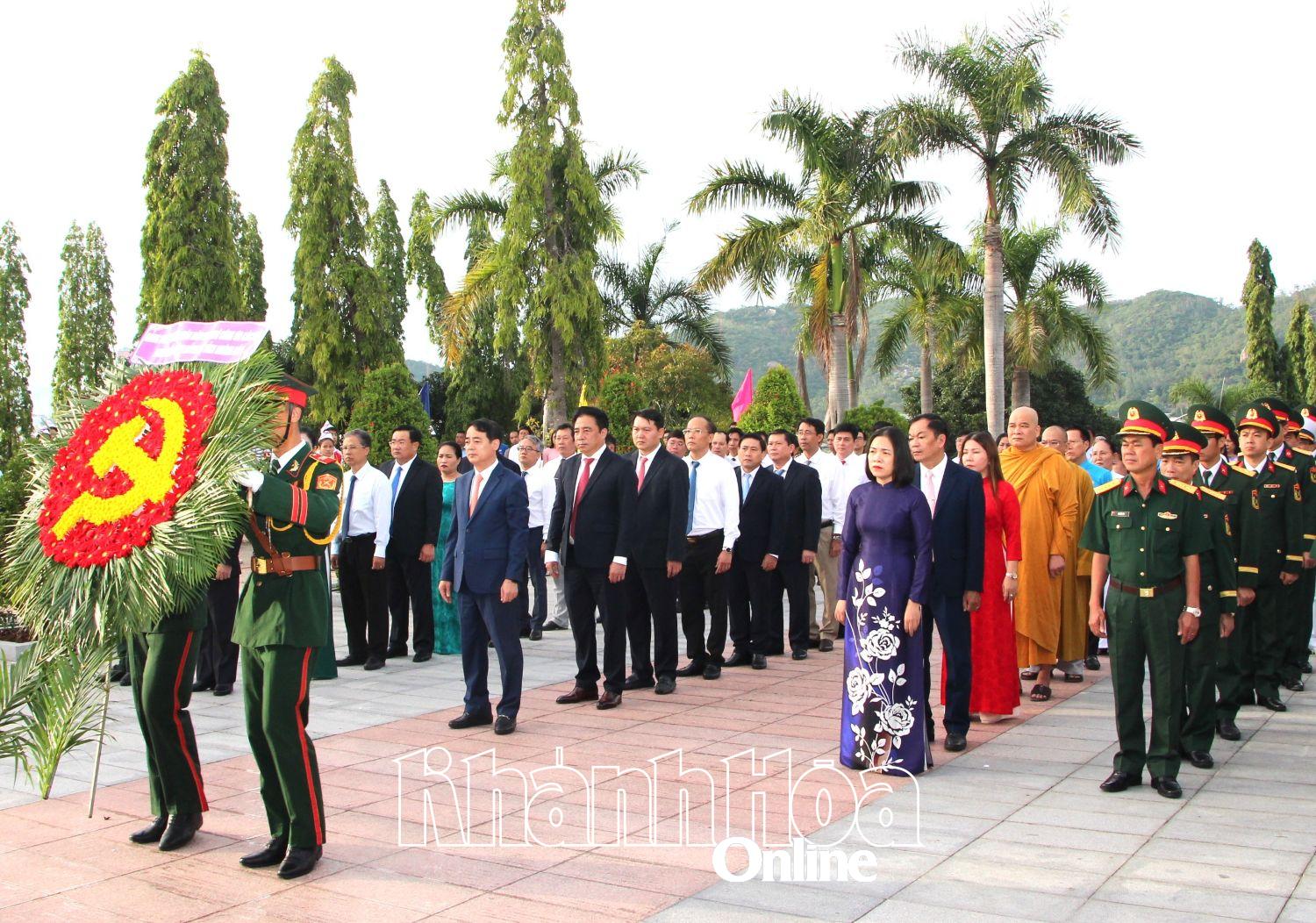Đoàn đại biểu của Ban Chấp hành Đảng bộ tỉnh do Bí thư Tỉnh ủy Nghiêm Xuân Thành dẫn đầu vào viếng.