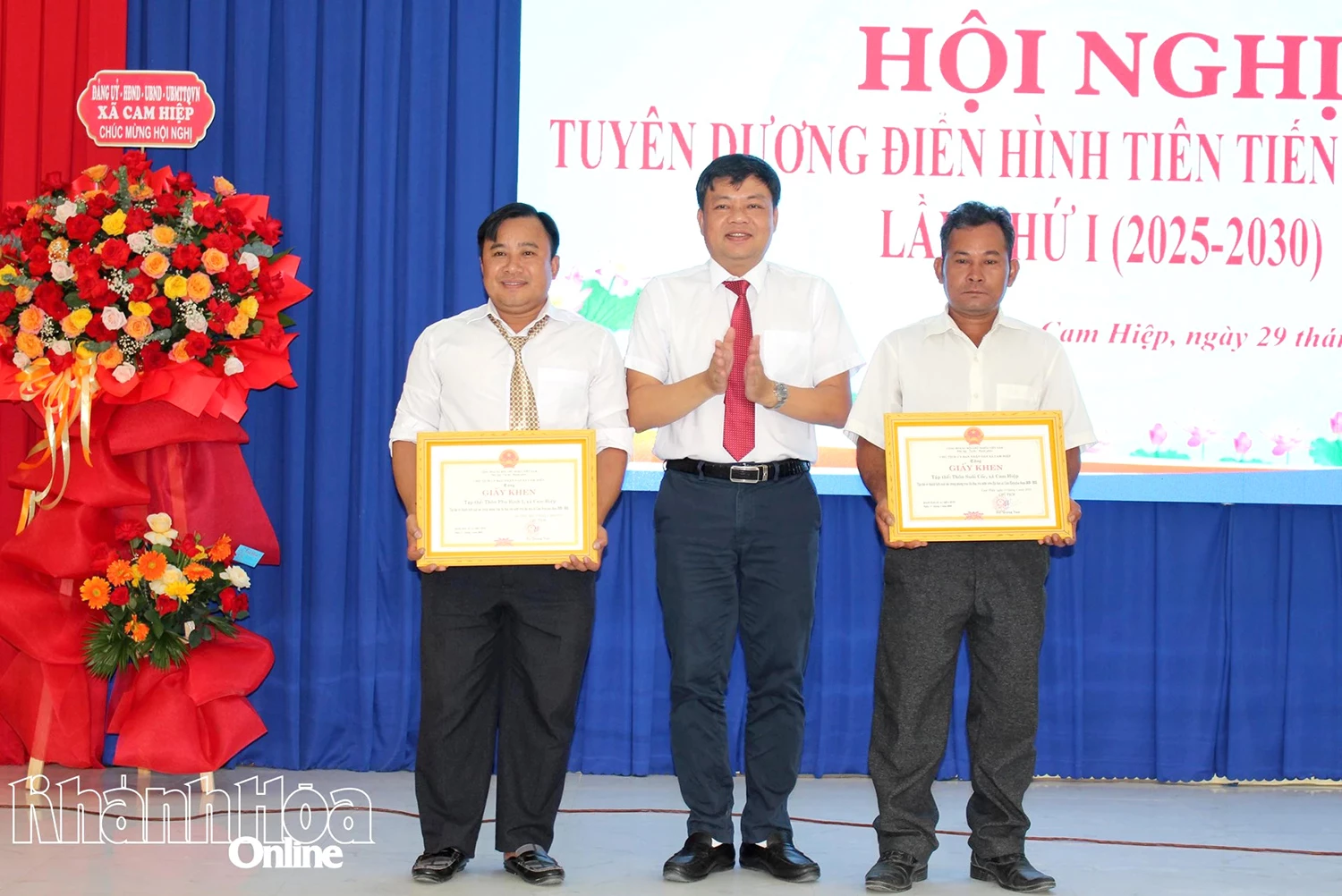 Ông Lê Văn Hoan - Bí thư Đảng ủy, Chủ tịch HĐND xã khen thưởng 2 tập thể có thành tích xuất sắc trong phong trào thi đua yêu nước giai đoạn 2020 - 2025.