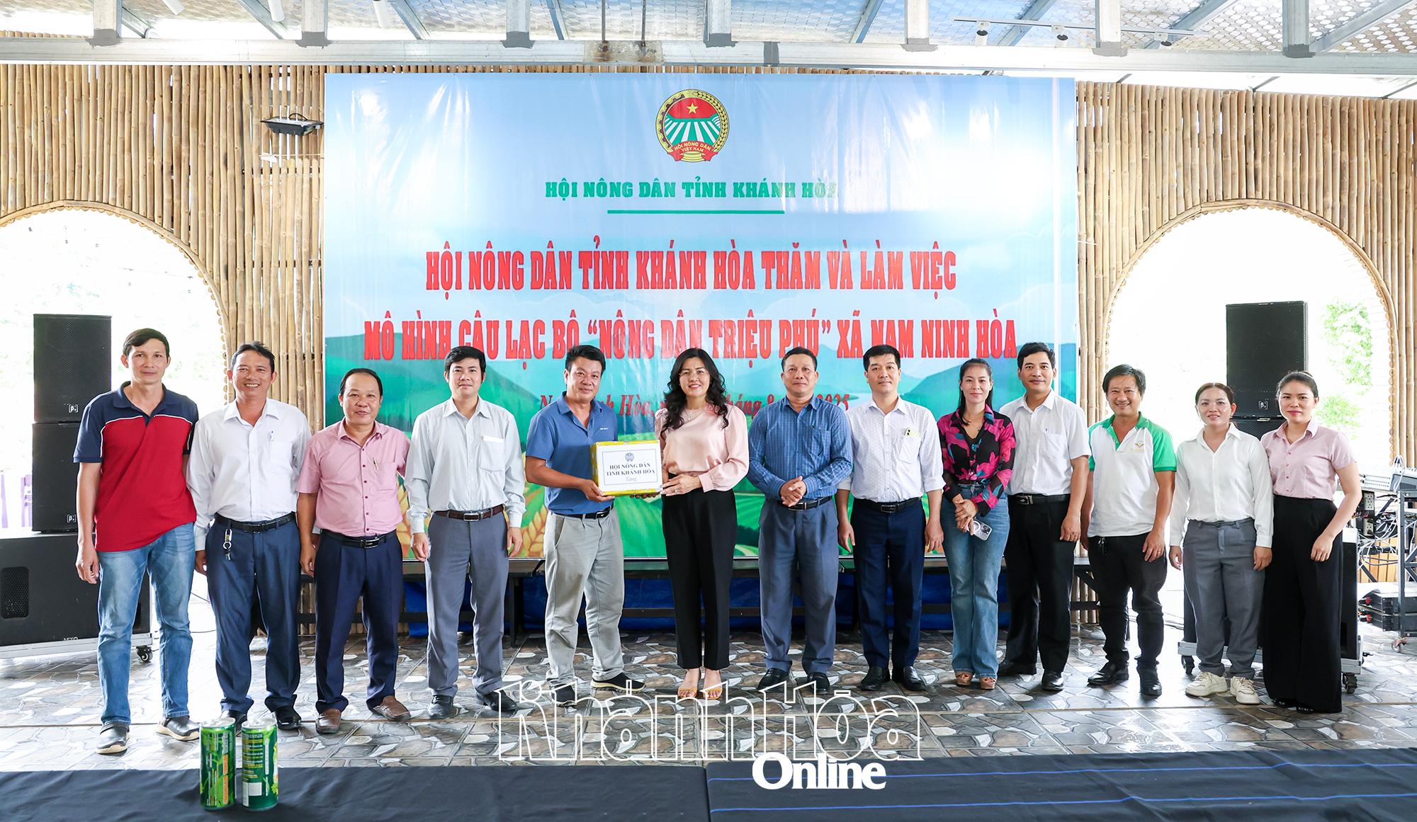 Lãnh đạo hội nông dân tỉnh tặng quà cho hội viên, nông dân vận động thành lập câu lạc bộ