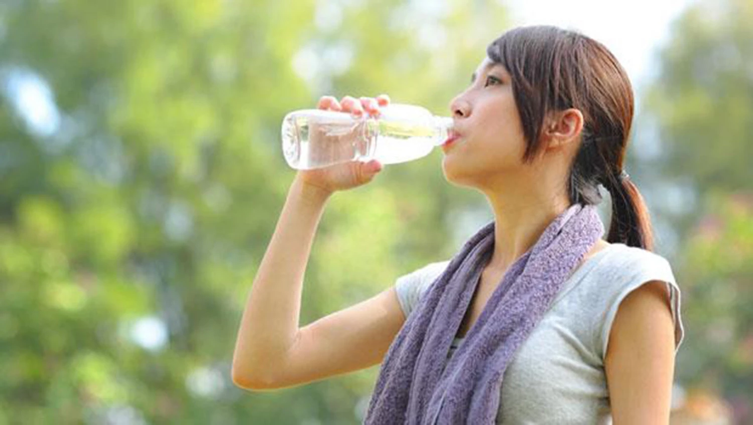 Người lớn khỏe mạnh tiêu thụ ít nhất 1500~1700 ml nước mỗi ngày, nhưng lượng nước này khác nhau tùy từng người. (Ảnh: ITN)