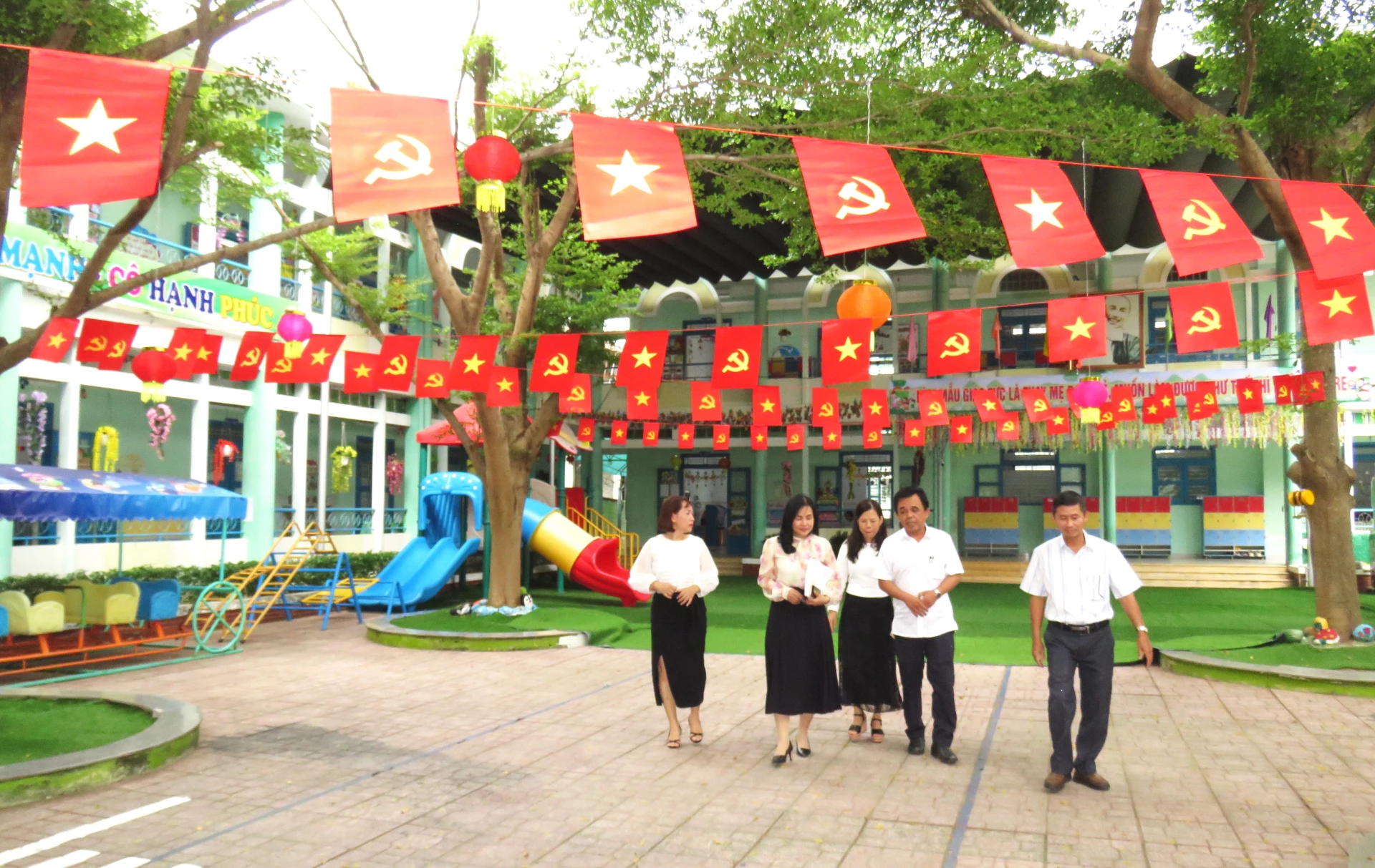 Lãnh đạo UBND xã Vạn Ninh kiểm tra công tác chuẩn bị năm học mới tại Trường Mầm non Vạn Lương.