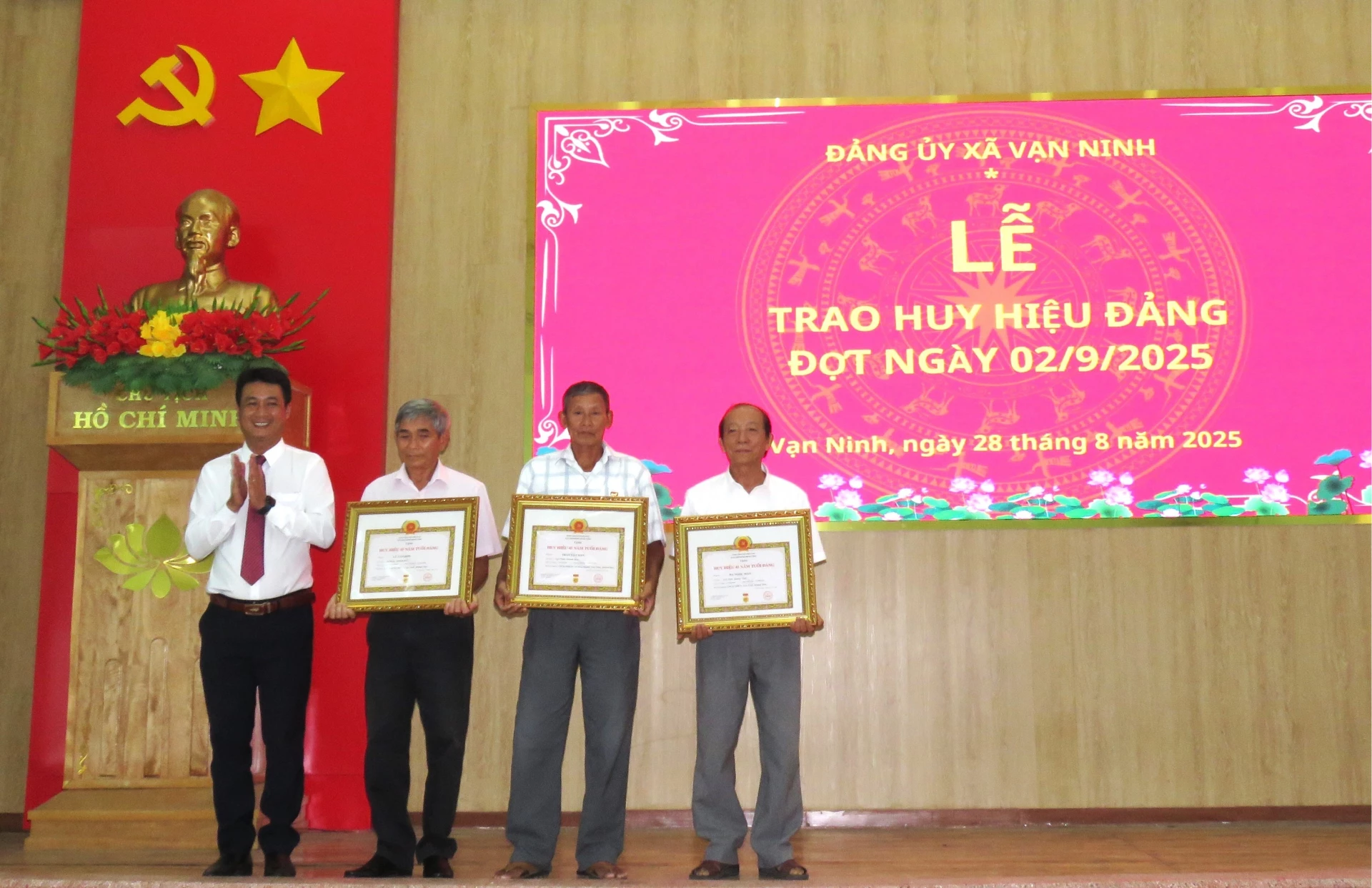 Lãnh đạo Đảng ủy xã Vạn Ninh trao tặng Huy hiệu 45 năm tuổi Đảng cho các đảng viên.